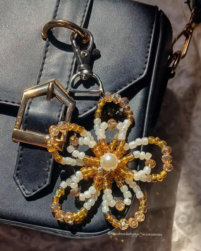 تعليقة حقيبة وميدالية مفاتيح (Beaded Flower Charm)